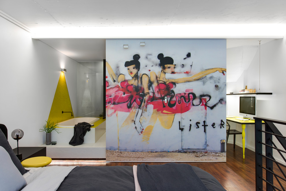Immagine di una piccola camera da letto minimal con pareti bianche, pavimento in linoleum e pavimento marrone