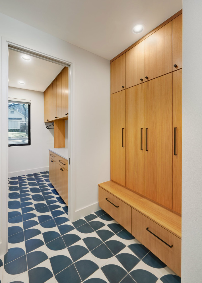 オースティンにある高級な広いミッドセンチュリースタイルのおしゃれな玄関 (磁器タイルの床、青い床) の写真