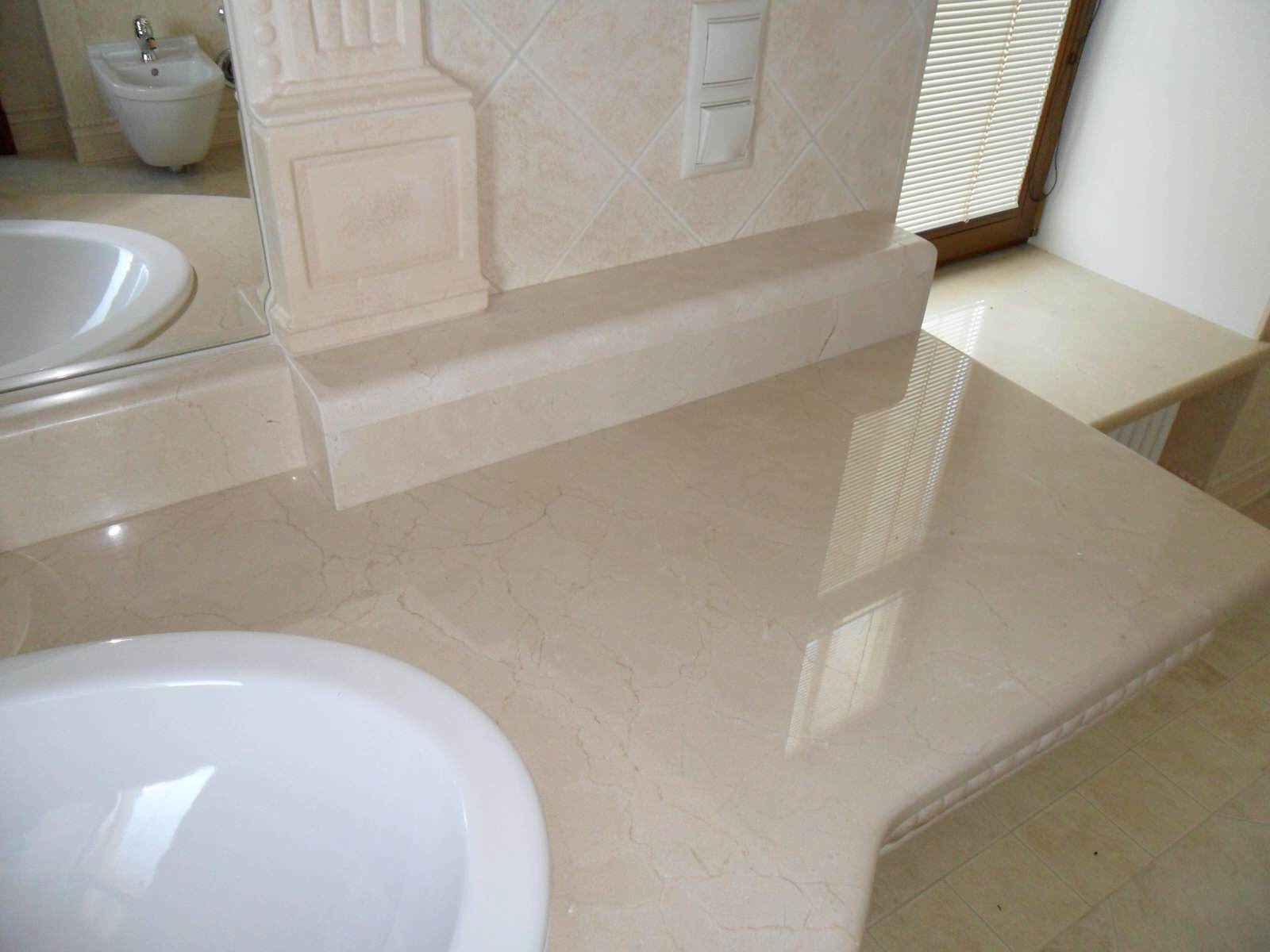 Лестница,подоконники, столешница из испанского мрамора Крема марфил.