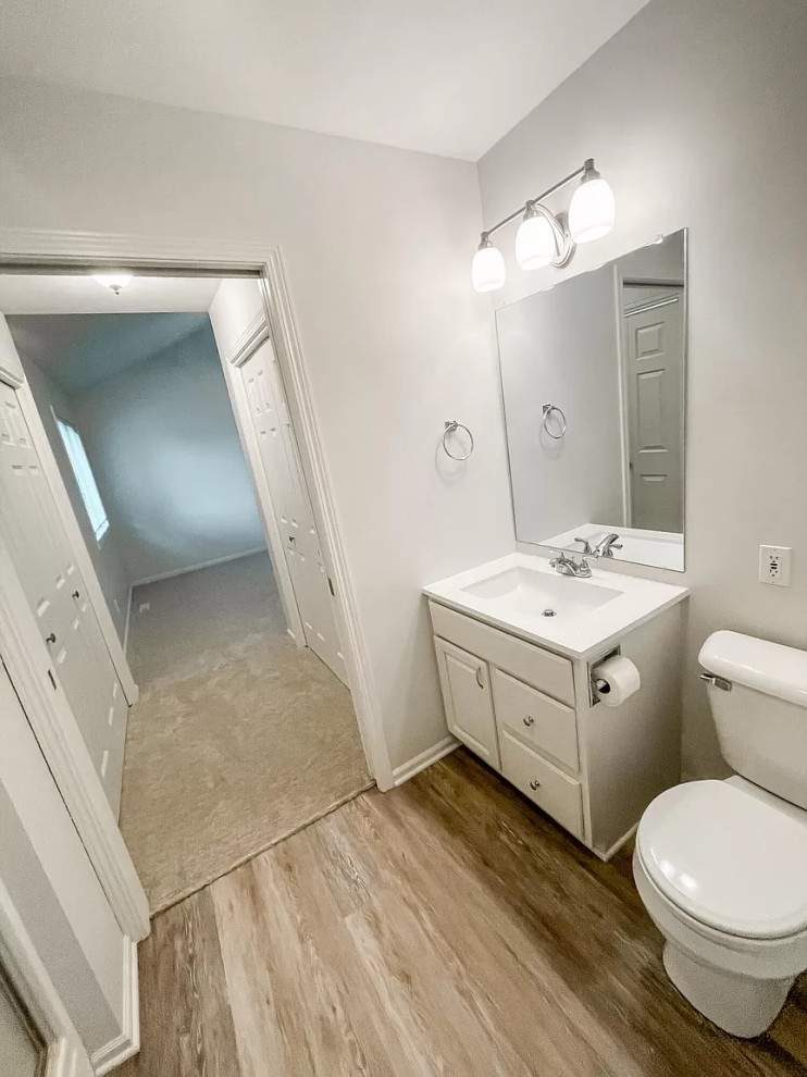 Diseño de cuarto de baño infantil, único y de pie clásico pequeño con armarios con paneles con relieve, puertas de armario grises, ducha empotrada, encimera de cuarzo compacto, ducha con puerta corredera y encimeras blancas
