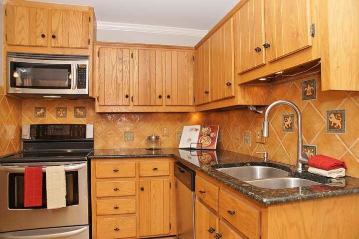 Kitchen - rustic kitchen idea in Milwaukee
