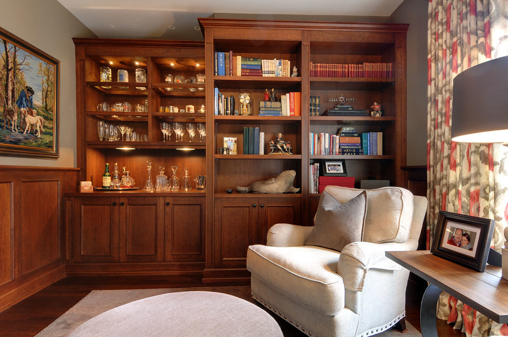 This is an example of a traditional home office in Toronto.