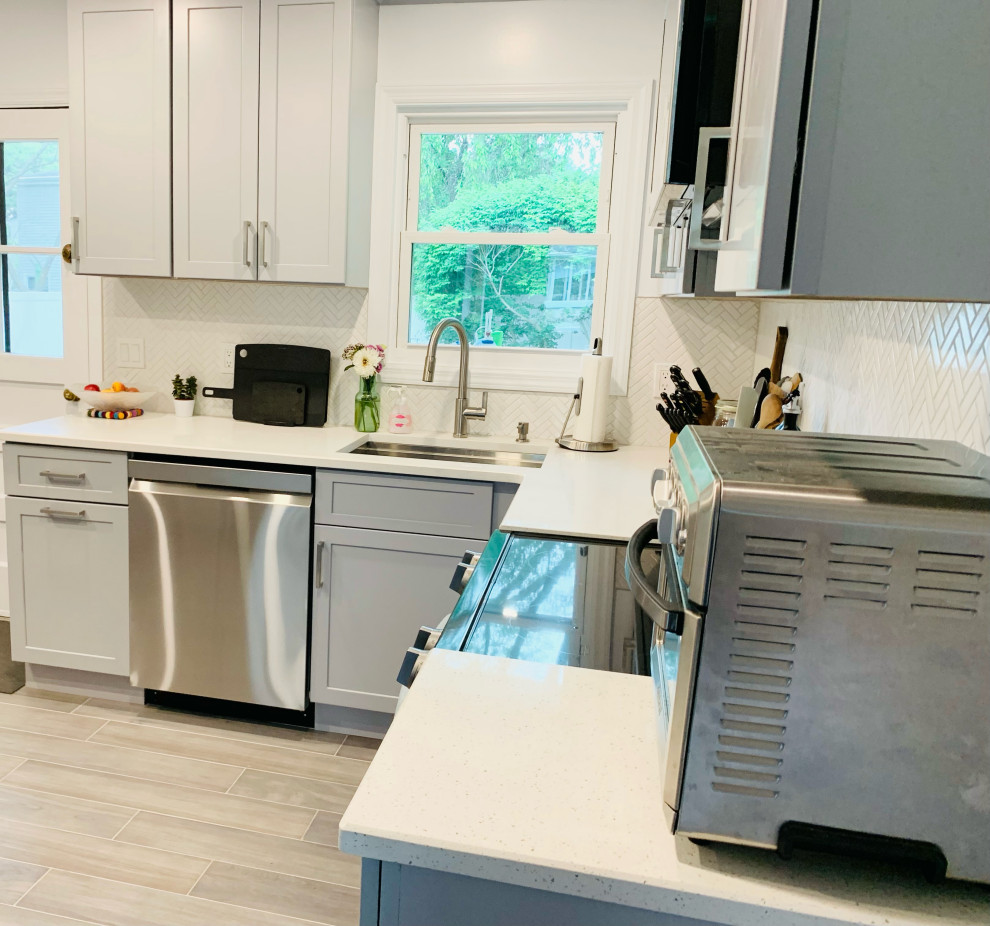 Example of a minimalist kitchen design in New York