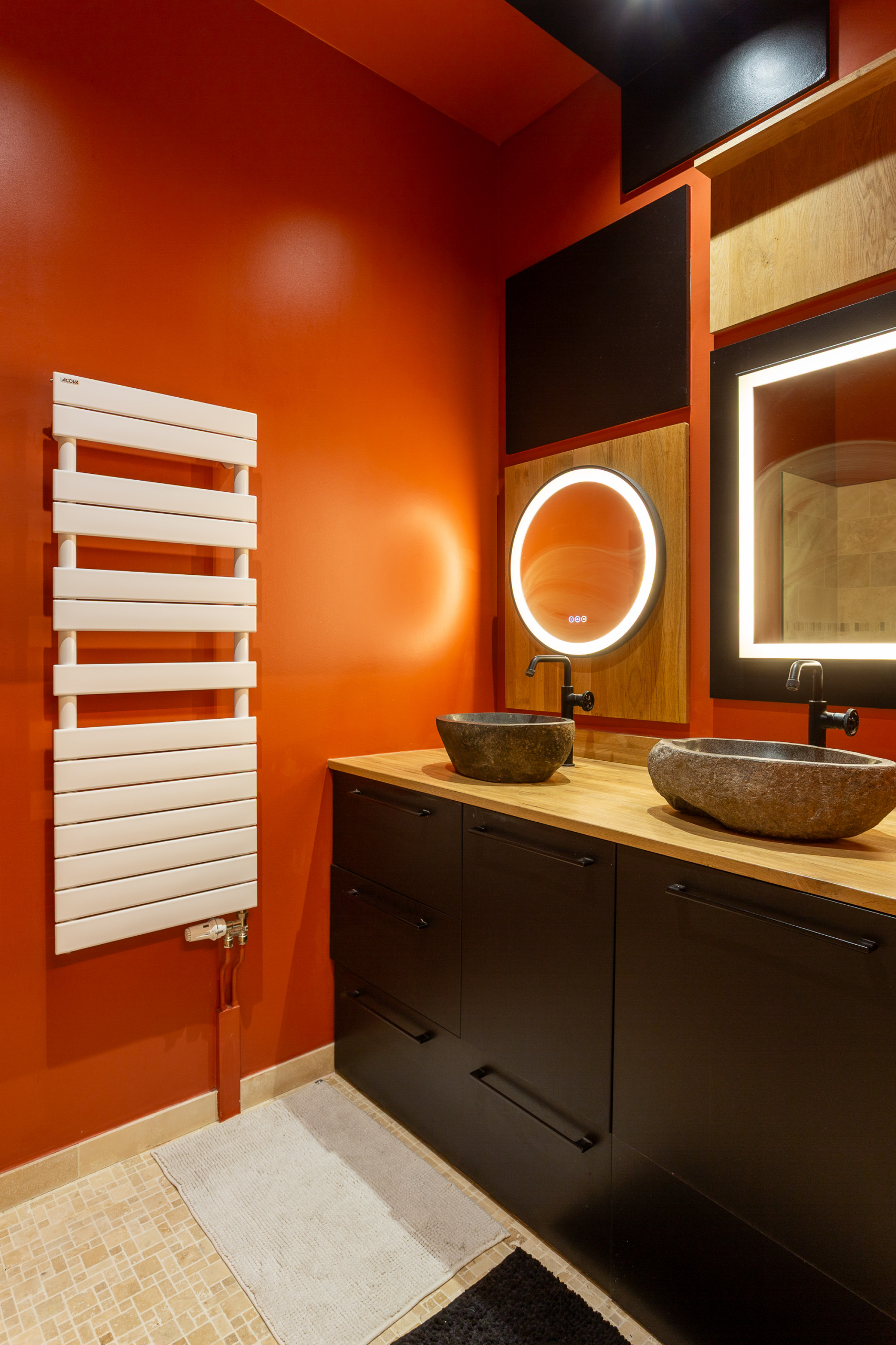 Une salle de bain Mondrian : quand la conception sublime l’existant