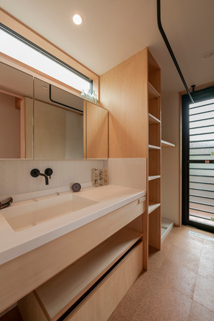 溫炭の家 giapponese-moderno-bagno-di-servizio