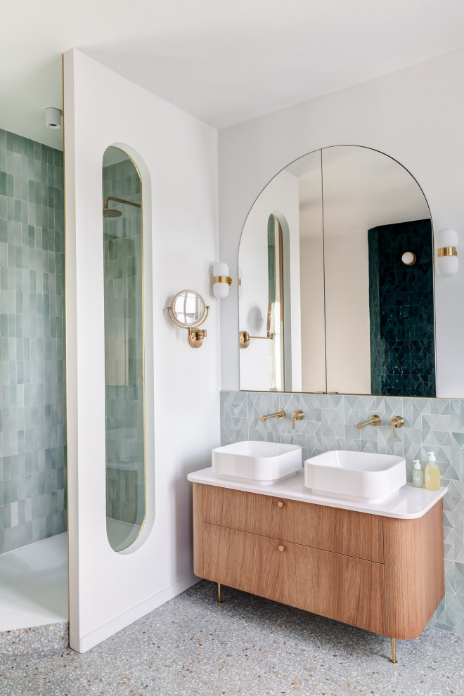 Großes Modernes Badezimmer En Suite mit braunen Schränken, Einbaubadewanne, Eckdusche, grünen Fliesen, Mosaikfliesen, weißer Wandfarbe, Einbauwaschbecken, weißer Waschtischplatte, Doppelwaschbecken und freistehendem Waschtisch in Paris