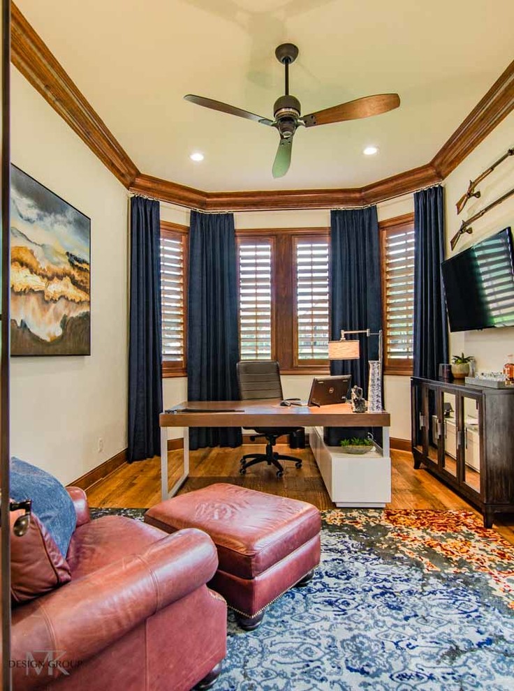 Photo of a transitional home office in Dallas.