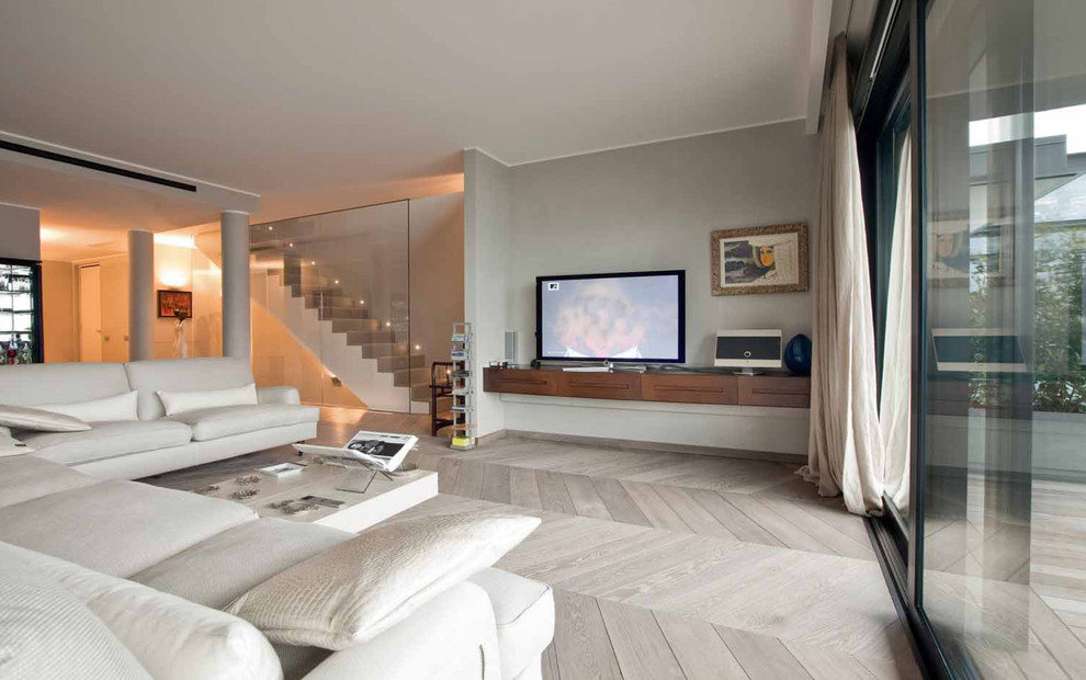 Вилла на острове Комо. Гостинная, вид на лестницу.