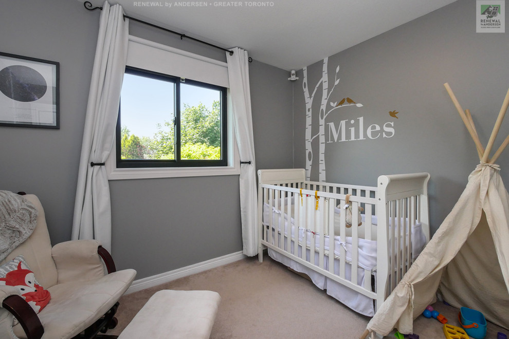Cette image montre une chambre d'enfant de 1 à 3 ans de taille moyenne avec un mur gris, moquette et un sol beige.