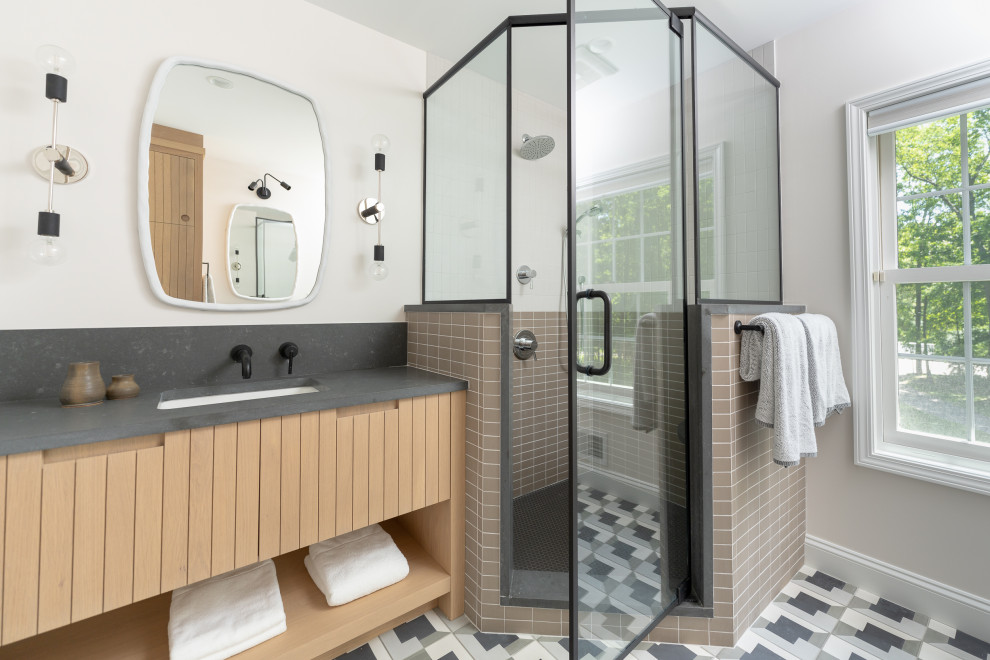 Transitional bathroom photo in Detroit