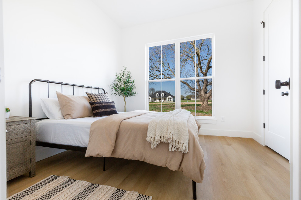 Ejemplo de dormitorio principal moderno grande con paredes blancas, suelo vinílico y suelo beige