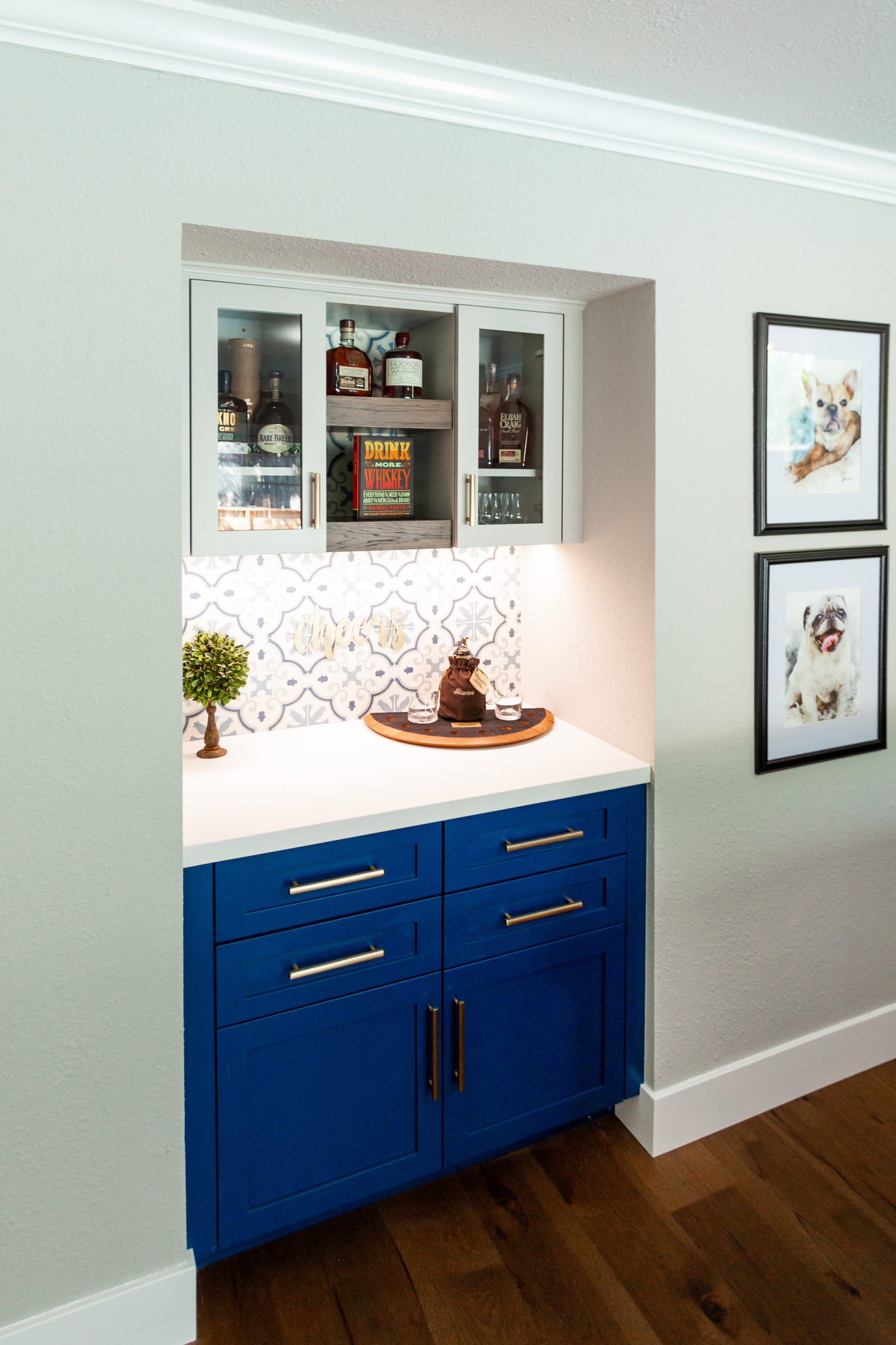 Stunning Kitchen w Blue Island