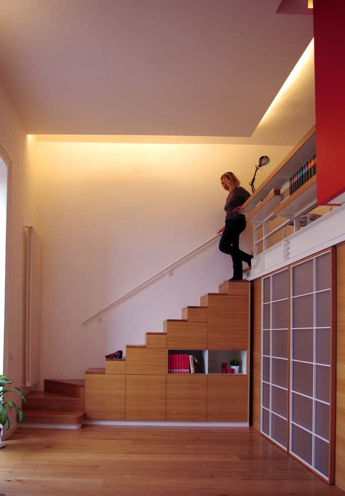 This is an example of a contemporary staircase in Naples.