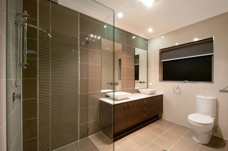 Photo of a modern bathroom in Gold Coast - Tweed.