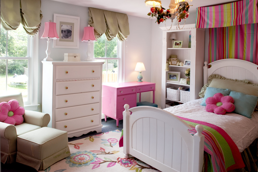 На фото: детская в классическом стиле с спальным местом, серыми стенами и ковровым покрытием для ребенка от 4 до 10 лет, девочки