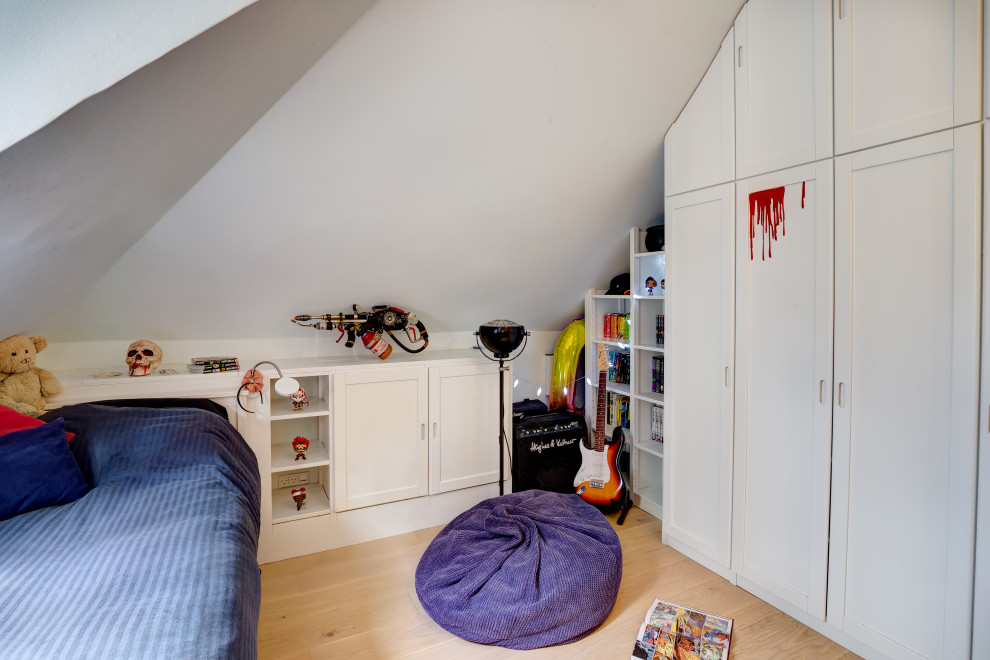 コペンハーゲンにある中くらいなミッドセンチュリースタイルのおしゃれな子供部屋 (白い壁、淡色無垢フローリング) の写真