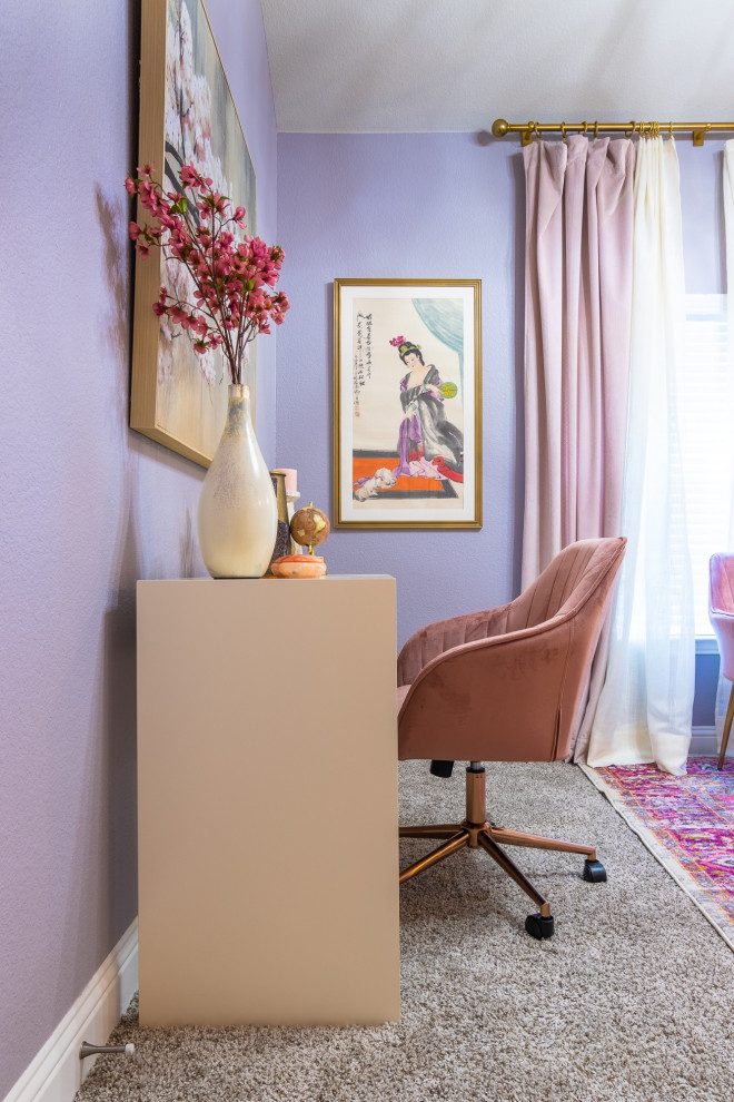 Idées déco pour une chambre asiatique de taille moyenne avec un mur violet, un sol beige, un plafond voûté et du papier peint.