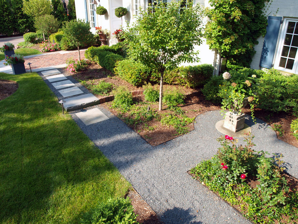 Photo of a mid-sized traditional front yard partial sun garden for summer in Chicago with a garden path and gravel.