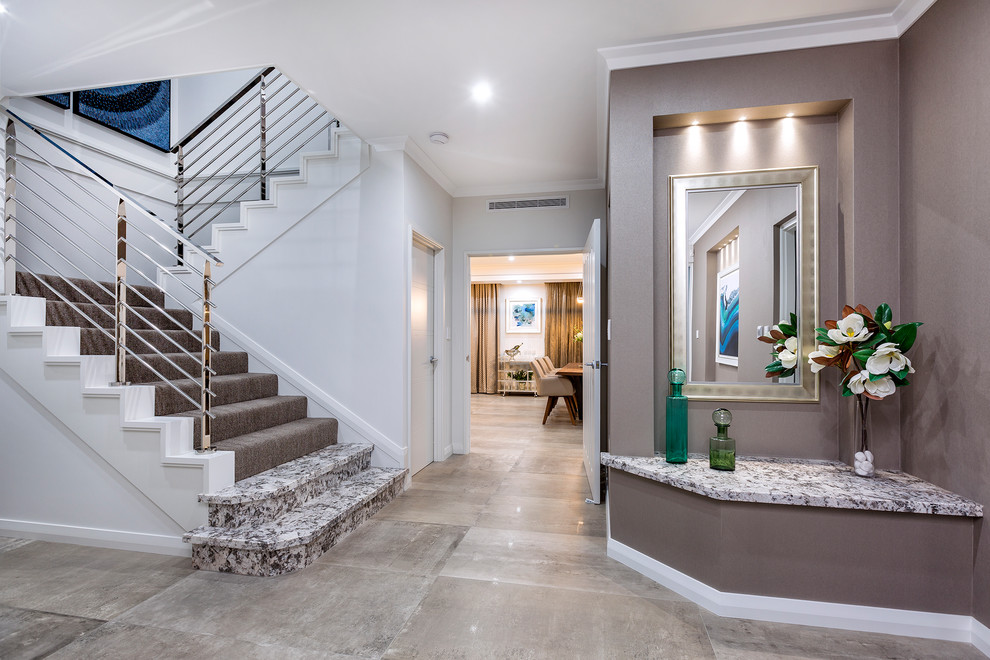 Свежая идея для дизайна: п-образная лестница в современном стиле с ступенями с ковровым покрытием, ковровыми подступенками и металлическими перилами - отличное фото интерьера