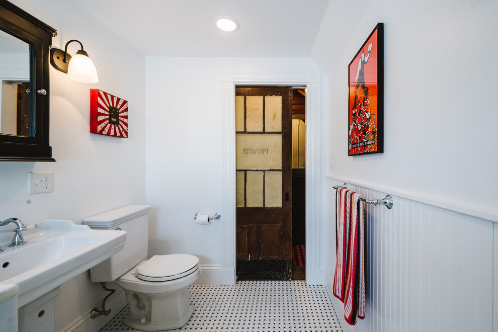 Пример оригинального дизайна: маленькая ванная комната в викторианском стиле с черно-белой плиткой, плиткой кабанчик и панелями на стенах для на участке и в саду