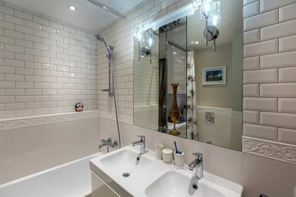 На фото: ванная комната в стиле неоклассика (современная классика) с