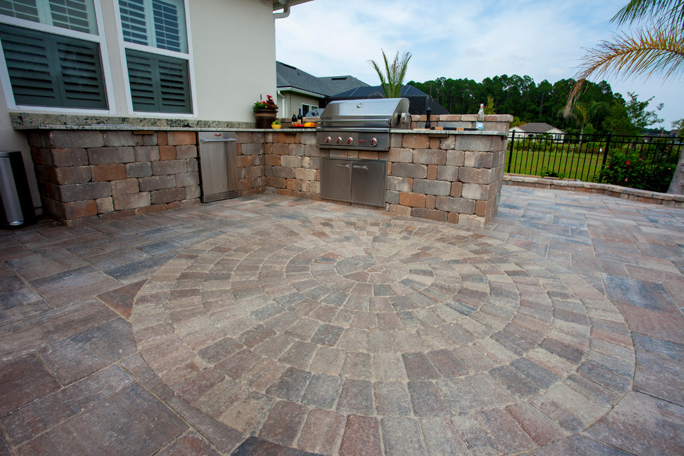 Design ideas for an expansive traditional patio in Jacksonville.