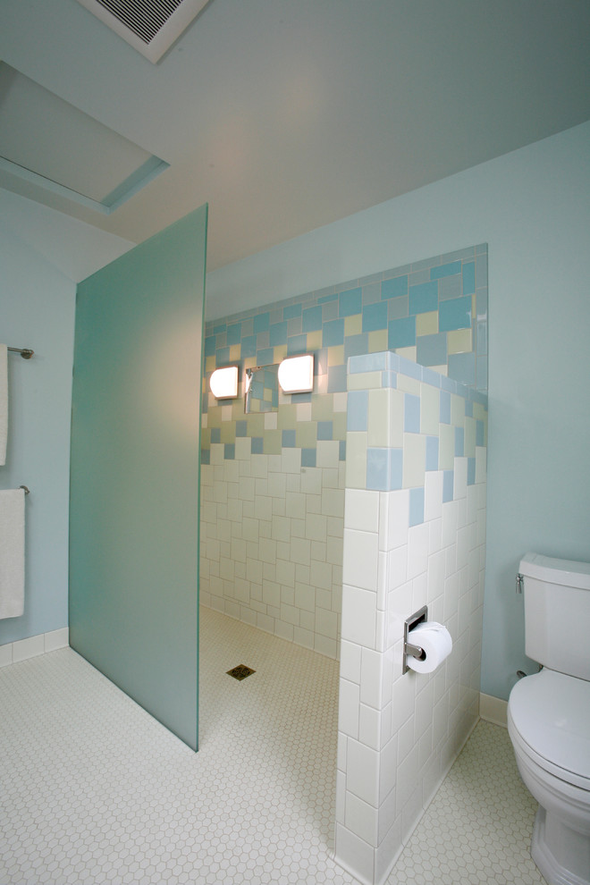 Design ideas for a traditional bathroom in Seattle with a curbless shower and blue tile.