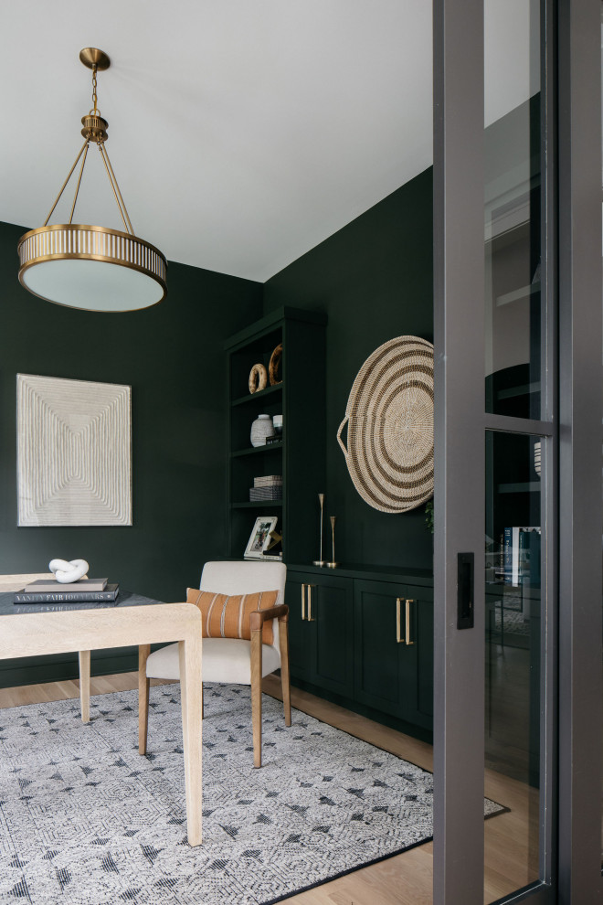 Imagen de despacho retro de tamaño medio sin chimenea con paredes verdes, escritorio independiente y suelo marrón