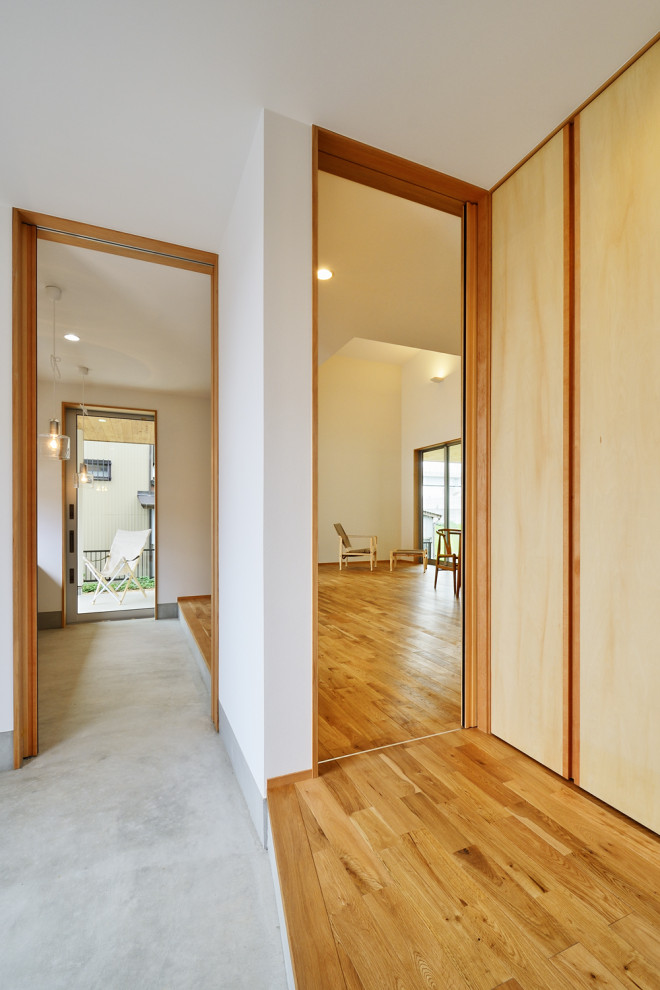 Источник вдохновения для домашнего уюта: прихожая в стиле модернизм с белыми стенами, одностворчатой входной дверью, металлической входной дверью, потолком с обоями и обоями на стенах