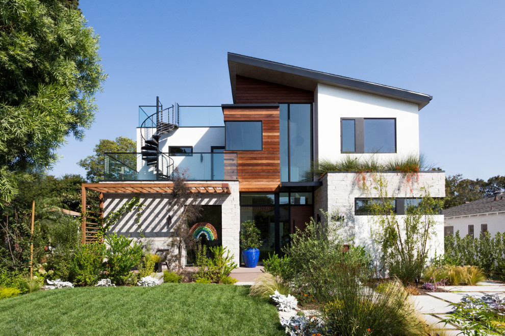 Mittelgroßes, Zweistöckiges Modernes Einfamilienhaus mit Mix-Fassade, weißer Fassadenfarbe, Pultdach, Schindeldach und grauem Dach in Los Angeles