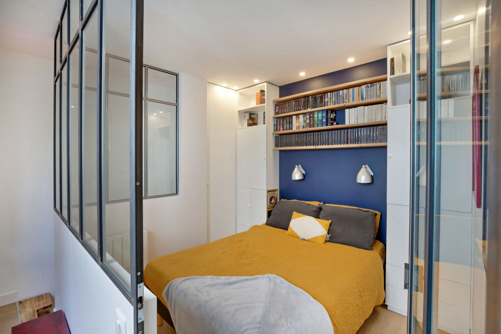 Inspiration pour une petite chambre parentale urbaine avec un mur bleu et verrière.