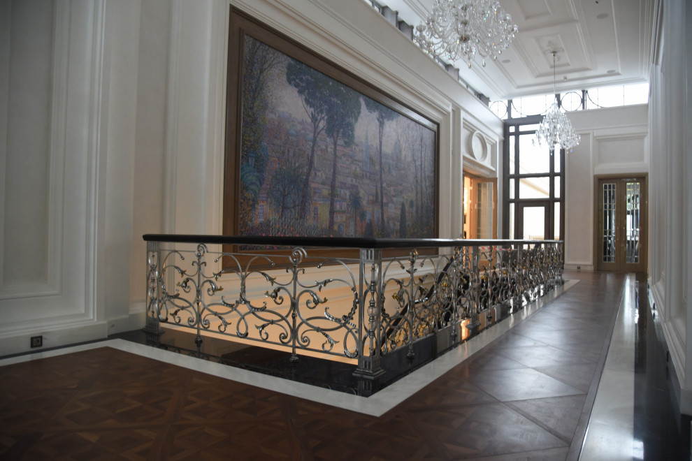 Центральная лестница в доме