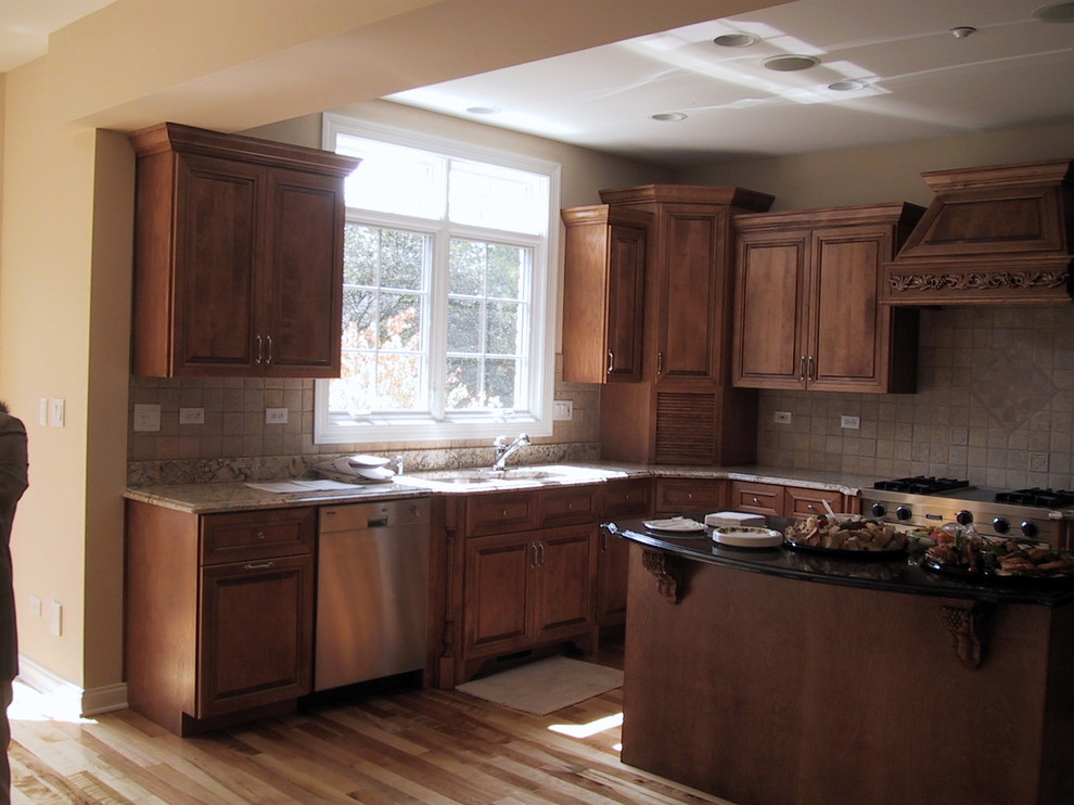 Kitchen - kitchen idea in Chicago