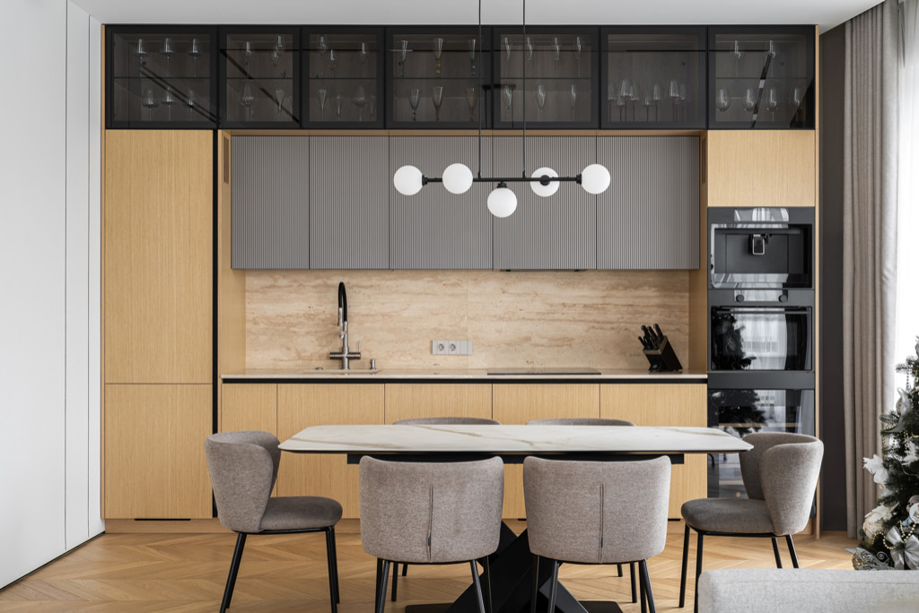 Современная кухня с фасадами из натурального шпона