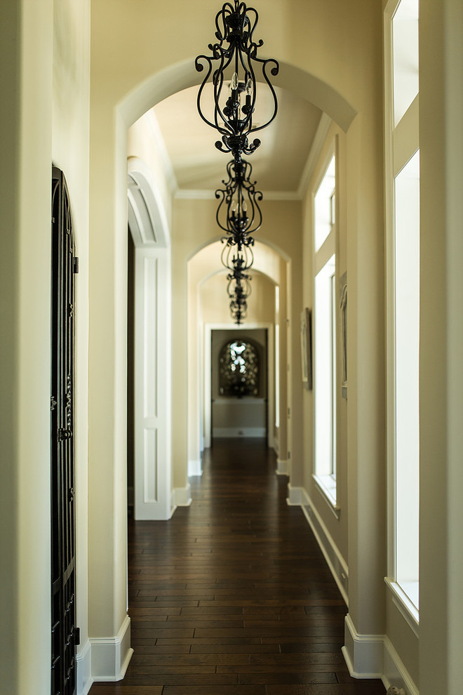Photo of a traditional hallway in Houston.