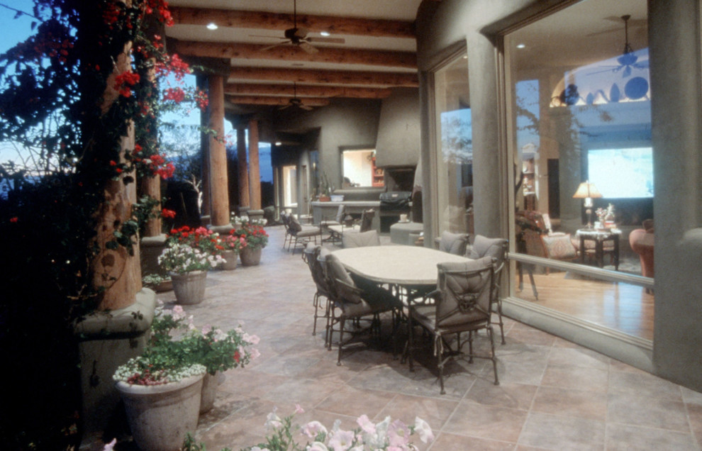 Inspiration for a rustic home design remodel in Phoenix