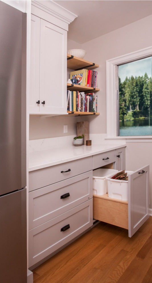 Example of a transitional home design design in Seattle
