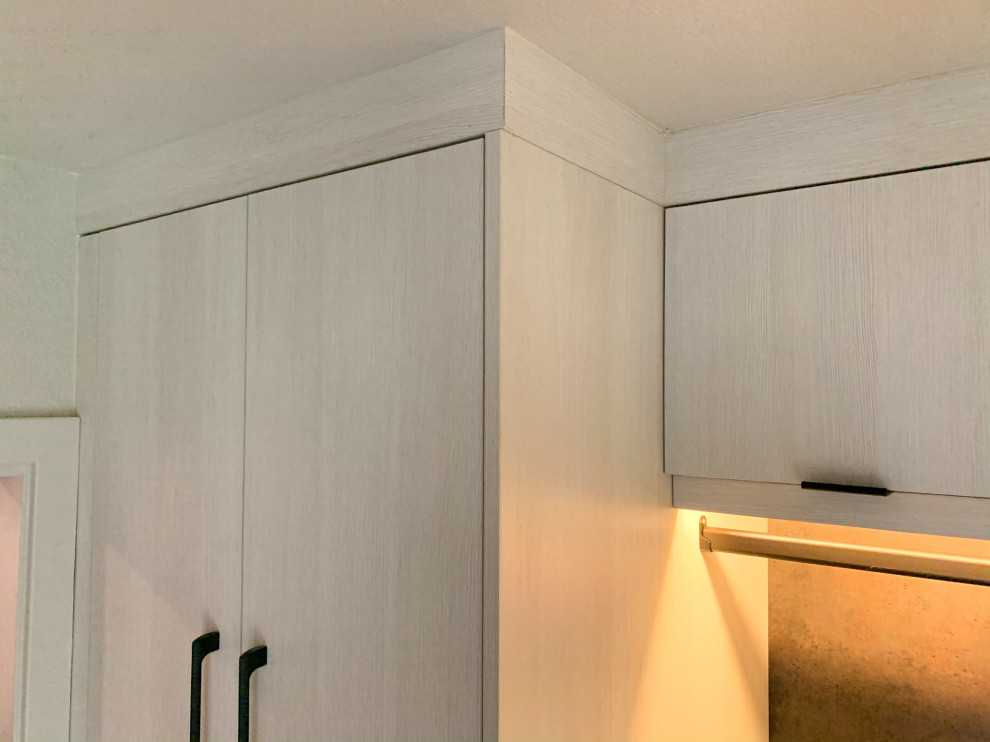 Contemporary Treehouse Laundry Room