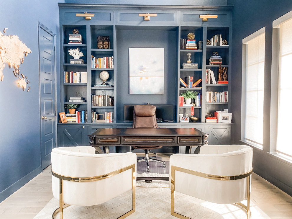 Modelo de despacho abovedado tradicional renovado de tamaño medio con paredes azules, suelo de madera en tonos medios, escritorio empotrado y suelo gris