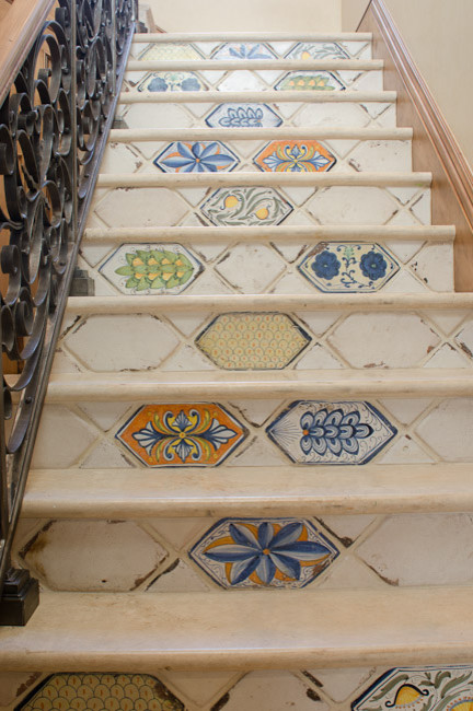 オクラホマシティにある地中海スタイルのおしゃれな階段の写真