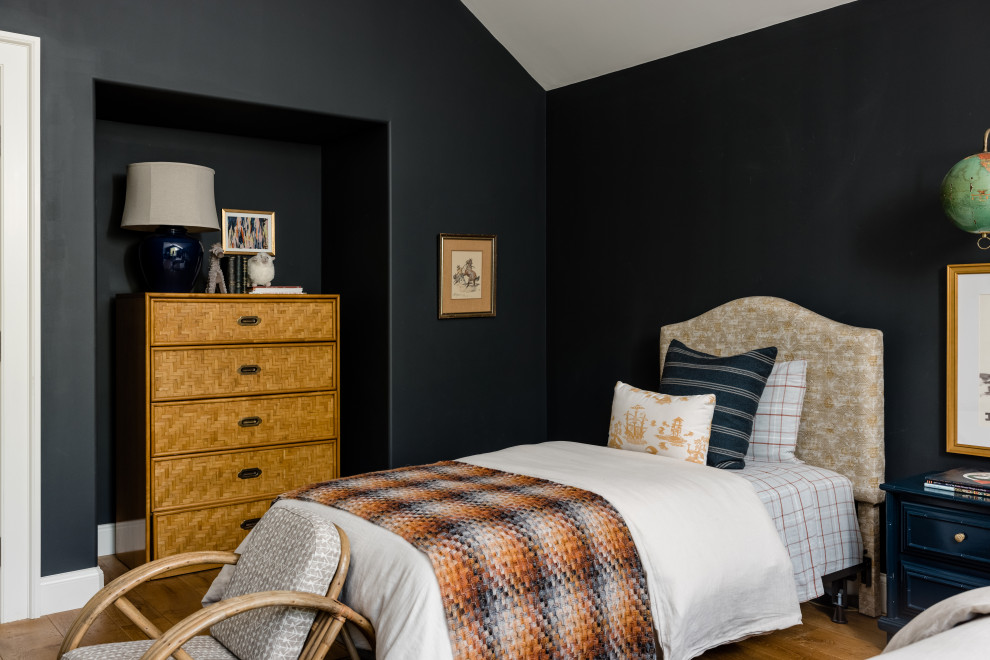 Ejemplo de dormitorio infantil de estilo de casa de campo con paredes negras