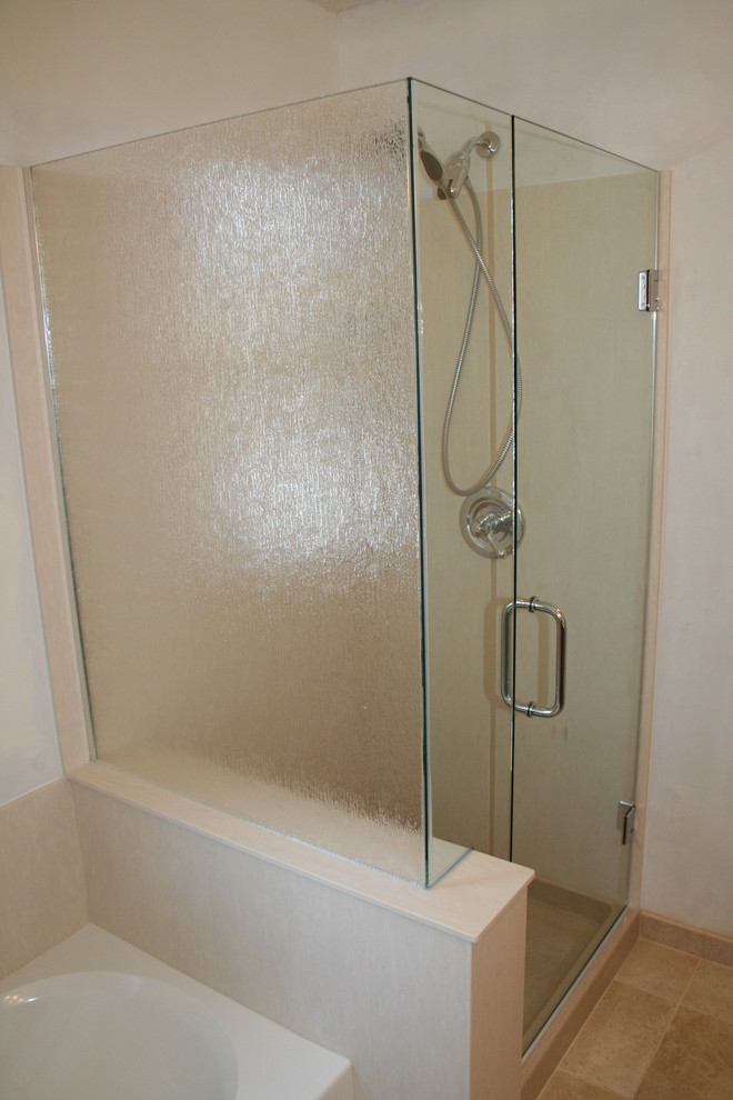 Inspiration for a mid-sized midcentury master bathroom in Chicago with an alcove tub, a corner shower, beige tile, beige walls and ceramic floors.