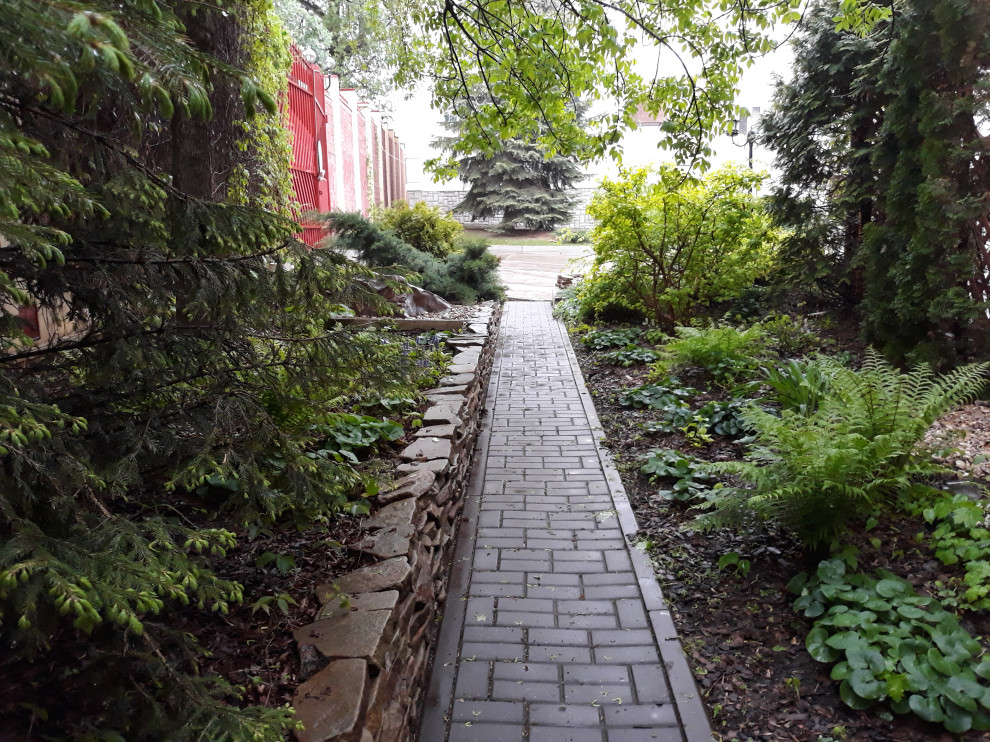 Палисадник с бетонными колодцами