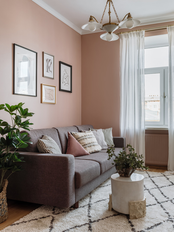 Idee per un soggiorno minimalista di medie dimensioni e aperto con pareti rosa e parquet chiaro