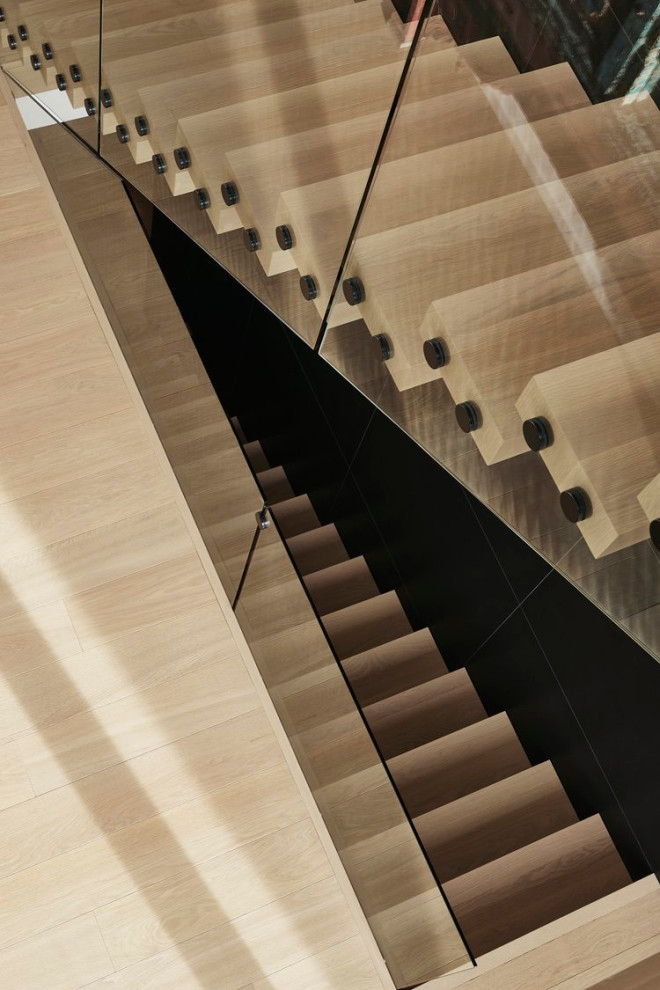 Geräumige Moderne Treppe mit offenen Setzstufen und Wandpaneelen in Montreal