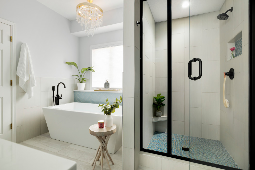 На фото: большая главная ванная комната в стиле модернизм с плоскими фасадами, черными фасадами, отдельно стоящей ванной, угловым душем, раздельным унитазом, бежевой плиткой, керамической плиткой, серыми стенами, полом из керамогранита, накладной раковиной, столешницей из плитки, серым полом, душем с распашными дверями, белой столешницей, нишей, тумбой под две раковины и встроенной тумбой с