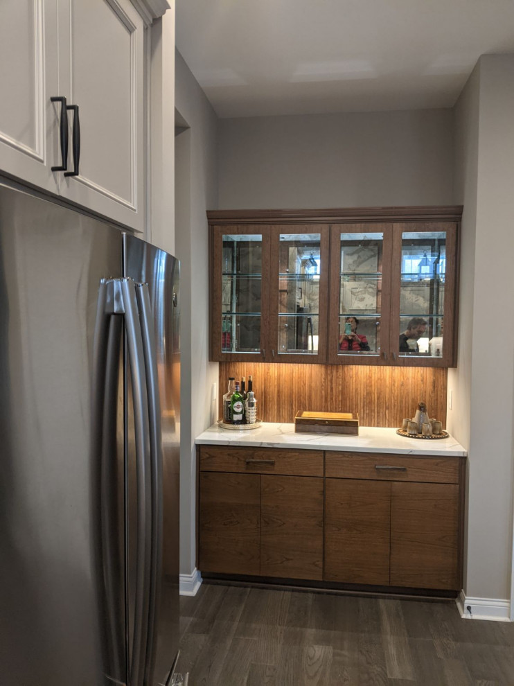 Example of a transitional home bar design in Cincinnati
