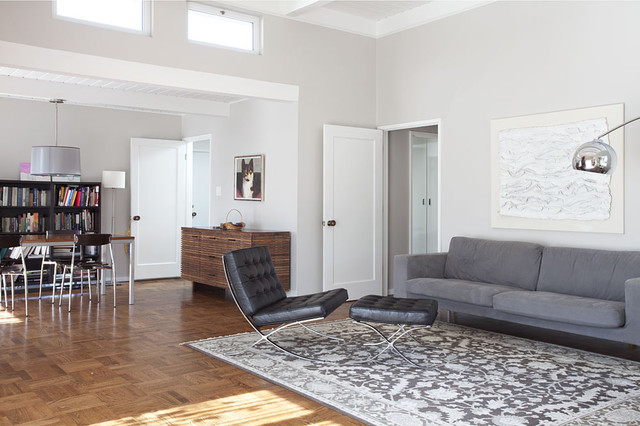 Living room with dining room beyond retro-salon