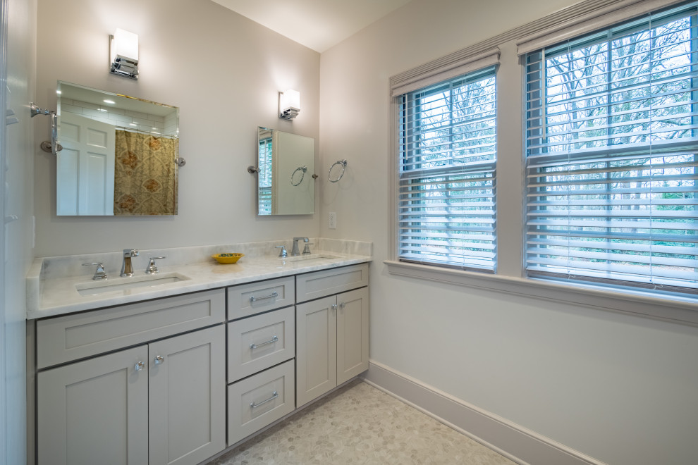 Transitional home design photo in Raleigh