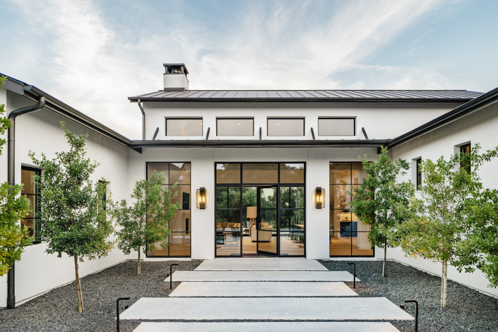 Transitional home design photo in Austin